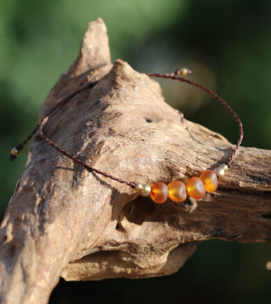 Zartes Armbändchen mit unpoliertem Bernstein und Messingperlen, Makramee