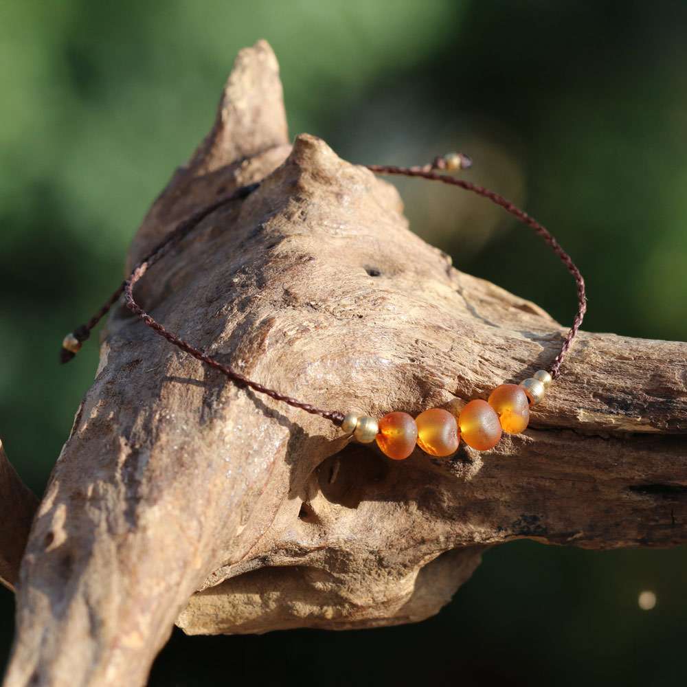 Zartes Armbändchen mit unpoliertem Bernstein und Messingperlen, Makramee