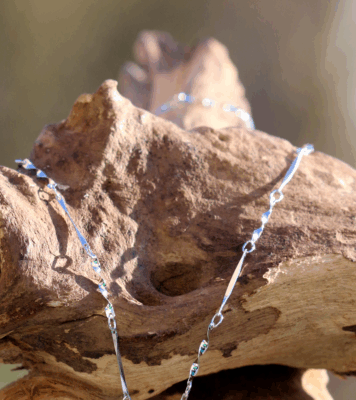 Die Kette im Figaro-Stil ist aus 925 Sterling Silber und rhodiniert. Sie hat eine Länge von ca. 45 cm.