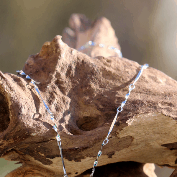 Die Kette im Figaro-Stil ist aus 925 Sterling Silber und rhodiniert. Sie hat eine Länge von ca. 45 cm.