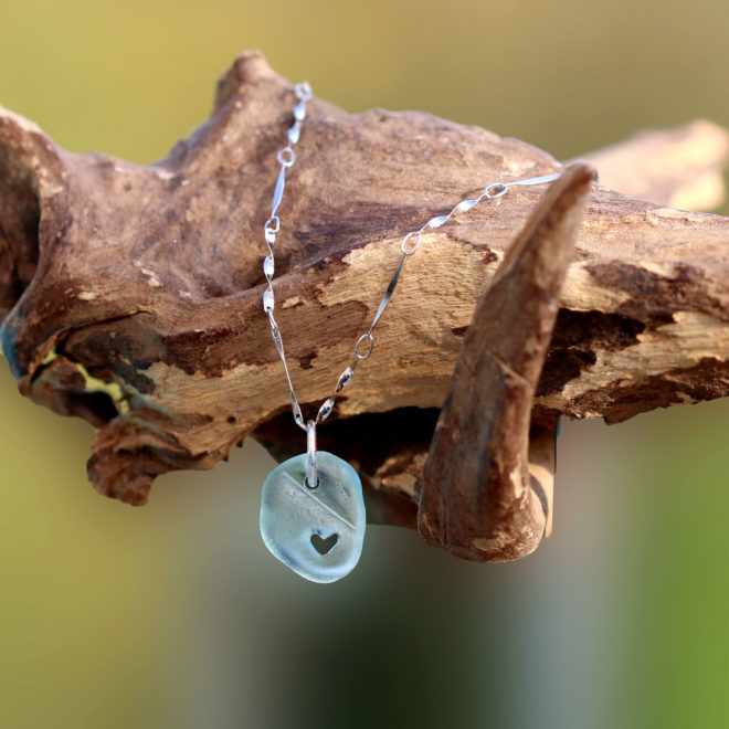 Halskette Lieblingsmensch, Seeglas / Meerglas / Strandglas mit Herz, handgebohrt