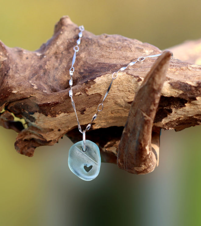 Halskette Lieblingsmensch, Seeglas / Meerglas / Strandglas mit Herz, handgebohrt