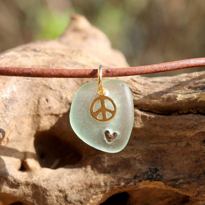 Schmuck aus Strandglas - Halskette Peace & Love, Seeglas mit Peacezeichen und Herz