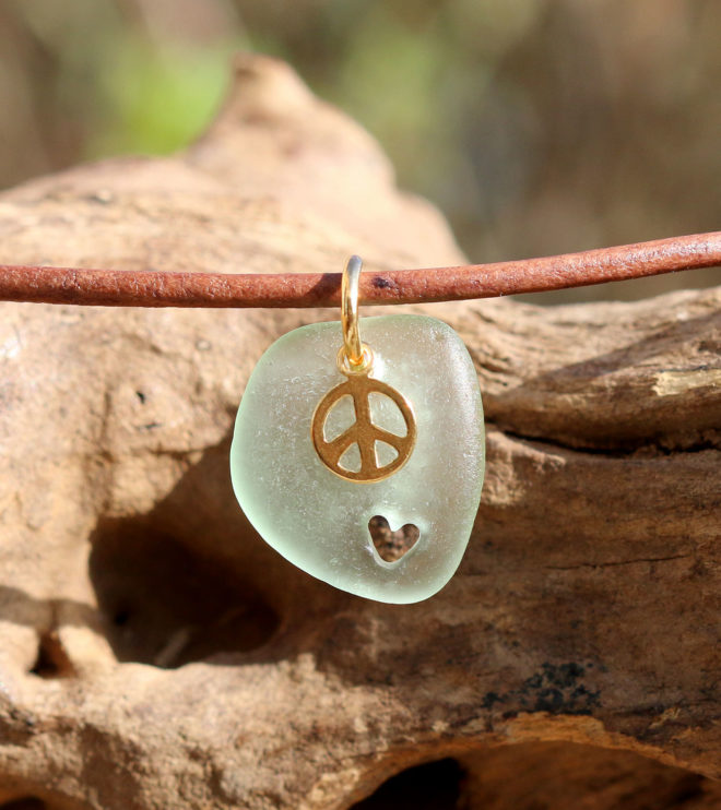 Schmuck aus Strandglas - Halskette Peace & Love, Seeglas mit Peacezeichen und Herz