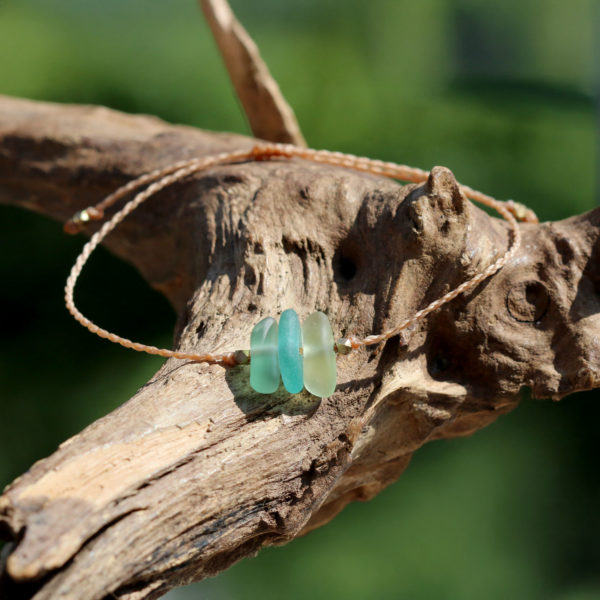 Sehr zartes Armband Irish Sea mit Seeglas / Strandglas in Moosgrün und Türkis.