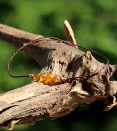 Zartes Armbändchen mit unpoliertem Bernstein und Messingperlen, Makramee