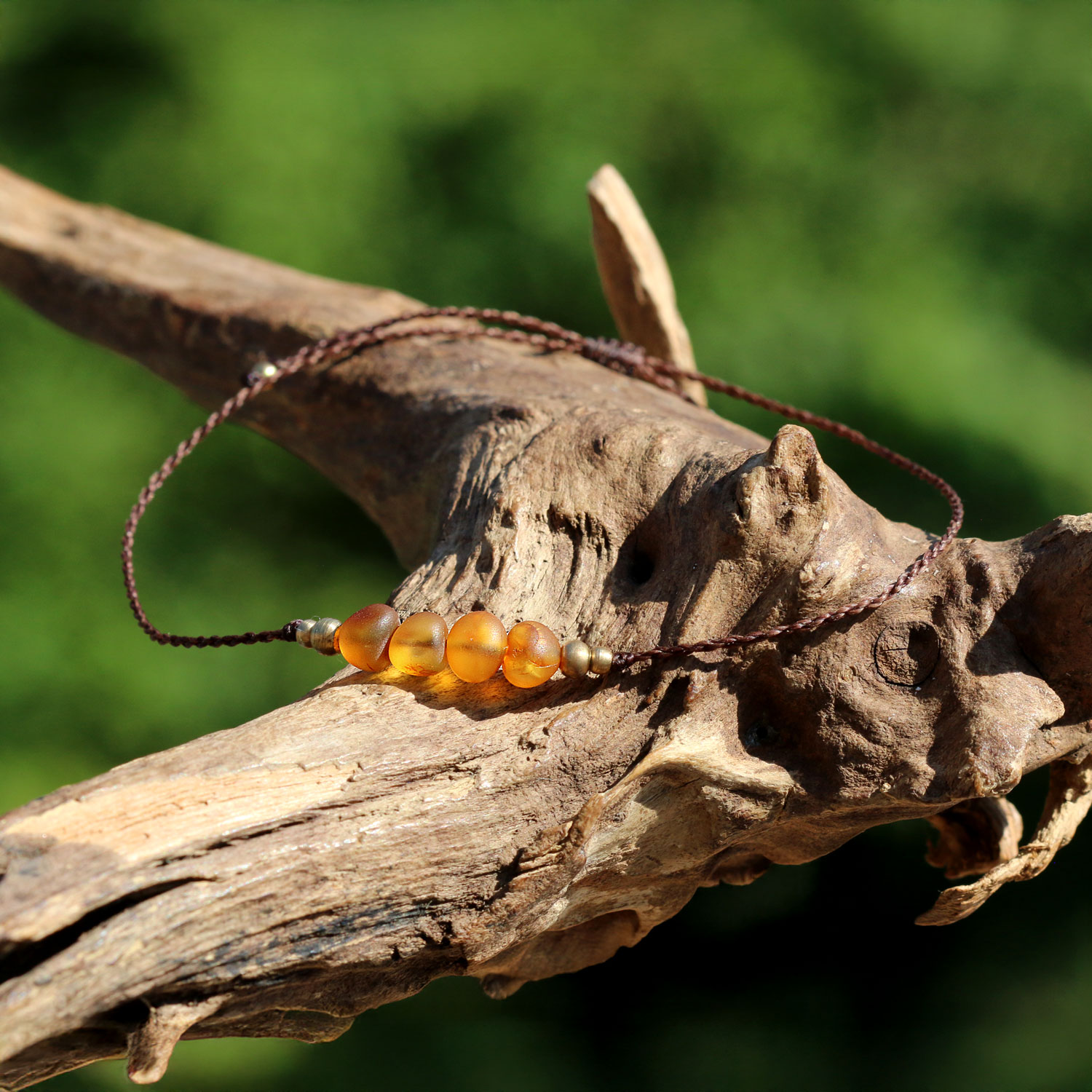 Zartes Armbändchen mit unpoliertem Bernstein und Messingperlen, Makramee