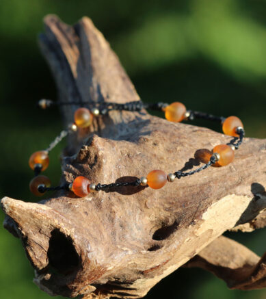 Zartes Armband Ostseemädchen mit Bernsten und Messingperlen. Makramee - Band in Schwarz - Bernsteinschmuck