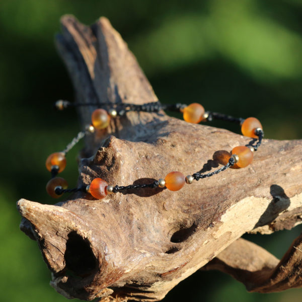 Zartes Armband Ostseemädchen mit Bernsten und Messingperlen. Makramee - Band in Schwarz - Bernsteinschmuck