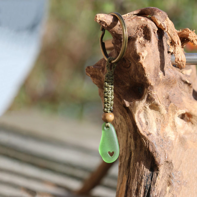 Schlüsselanhänger / Taschenanhänger Herzmensch. Seeglas / Strandglas mit handgebohrtem Herz