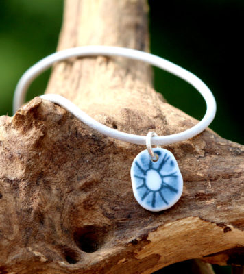 Schmuck aus Strandscherben aus Keramik - Meerkeramik. Halskette Wildflower mit Motiv Blume an einem Lederband mit Verschluss aus Edelstahl.