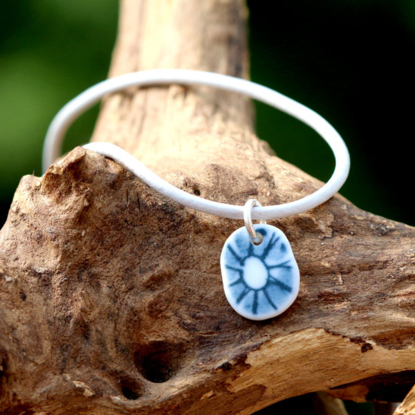 Schmuck aus Strandscherben aus Keramik - Meerkeramik. Halskette Wildflower mit Motiv Blume an einem Lederband mit Verschluss aus Edelstahl.
