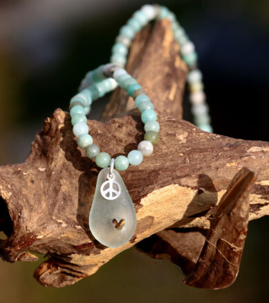 Schmuck aus Strandglas - Halskette Peace & Love, Strandscherbe mit Herz und Peacezeichen und Perlen aus Amazonit