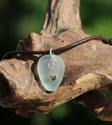 Halskette - Lederband mit Seeglas / Strandscherbe mit gebohrtem Herz und Peacezeichen, Sterling Silber.