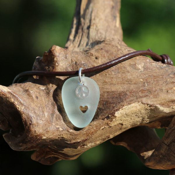 Halskette - Lederband mit Seeglas / Strandscherbe mit gebohrtem Herz und Peacezeichen, Sterling Silber.