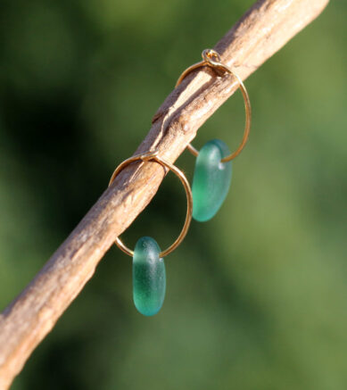 Kleine Creolen in Gold-Vermeil-Stil mit Seeglas / Meerglas in Grün - Silence