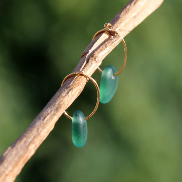 Kleine Creolen in Gold-Vermeil-Stil mit Seeglas / Meerglas in Grün - Silence