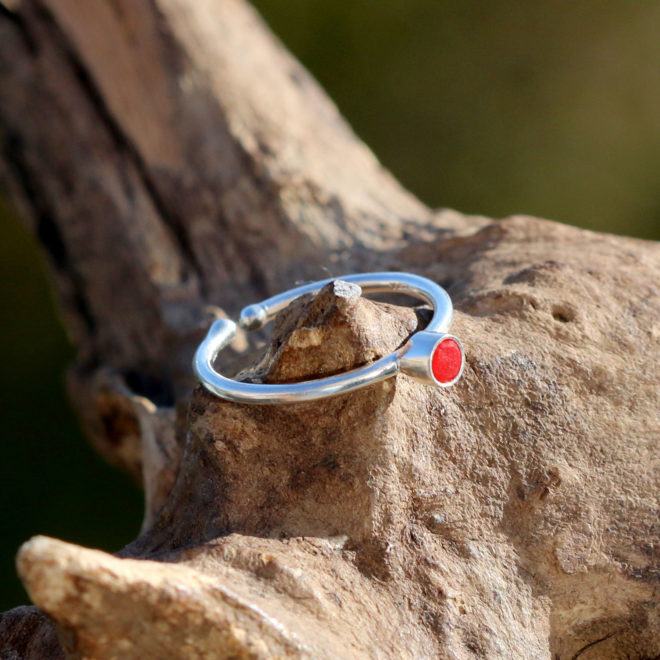 Ring aus 925 Sterling Silber mit Seeglas / Meerglas / Strandscherbe in Rot. Schmuck aus Strandglas.