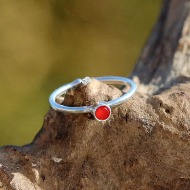 Ring aus 925 Sterling Silber mit Seeglas / Meerglas / Strandscherbe in Rot. Schmuck aus Strandglas.