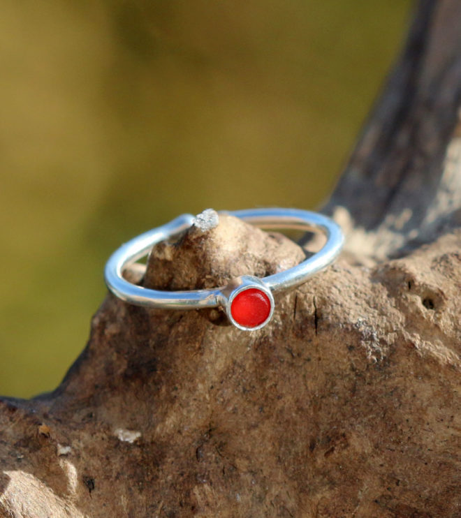 Ring aus 925 Sterling Silber mit Seeglas / Meerglas / Strandscherbe in Rot. Schmuck aus Strandglas.