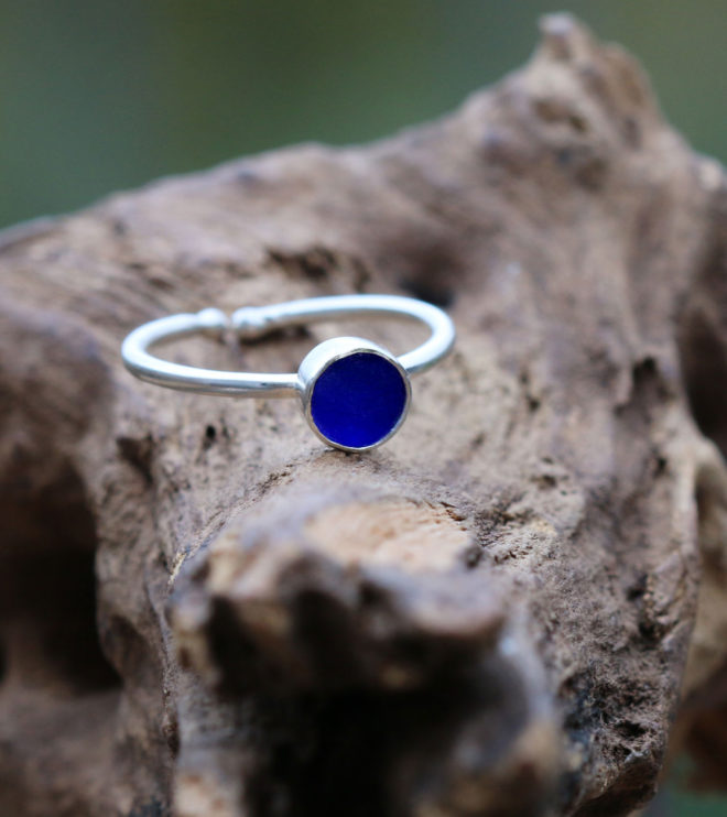 Ring aus 925 Sterling Silber, einstellbar, mit Seeglas / Meerglas in Dunkelblau.