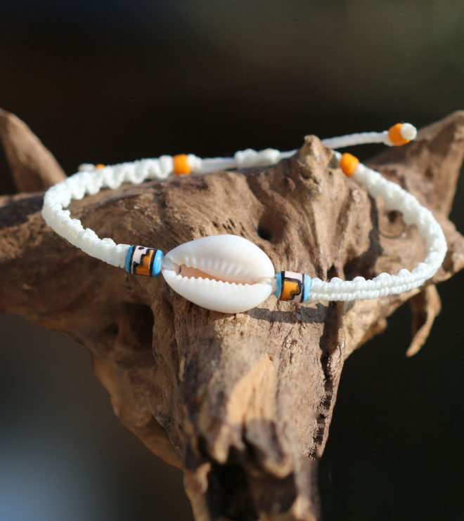 Makramee - Armband Efraimstochter mit Kaurimuschel und Ethnoperle in Weiß / Orange