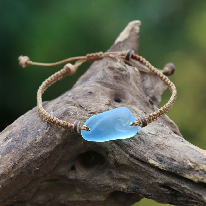 Armband mit Seeglas / Meerglas / Strandglas - handgeschliffene Welle, Makramee