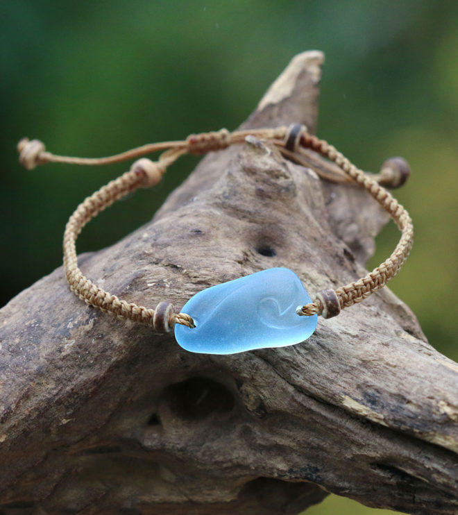 Armband mit Seeglas / Meerglas / Strandglas - handgeschliffene Welle, Makramee