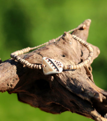 Armband Nomadin, Strandscherbe aus Keramik mit kleinen Kokosnussperlen