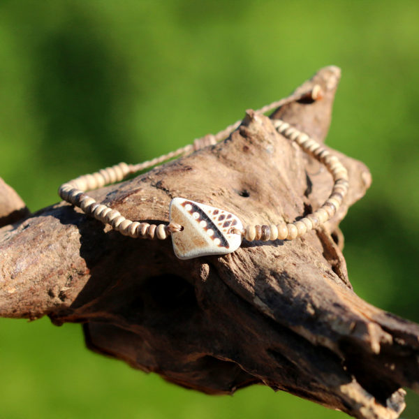 Armband Nomadin, Strandscherbe aus Keramik mit kleinen Kokosnussperlen