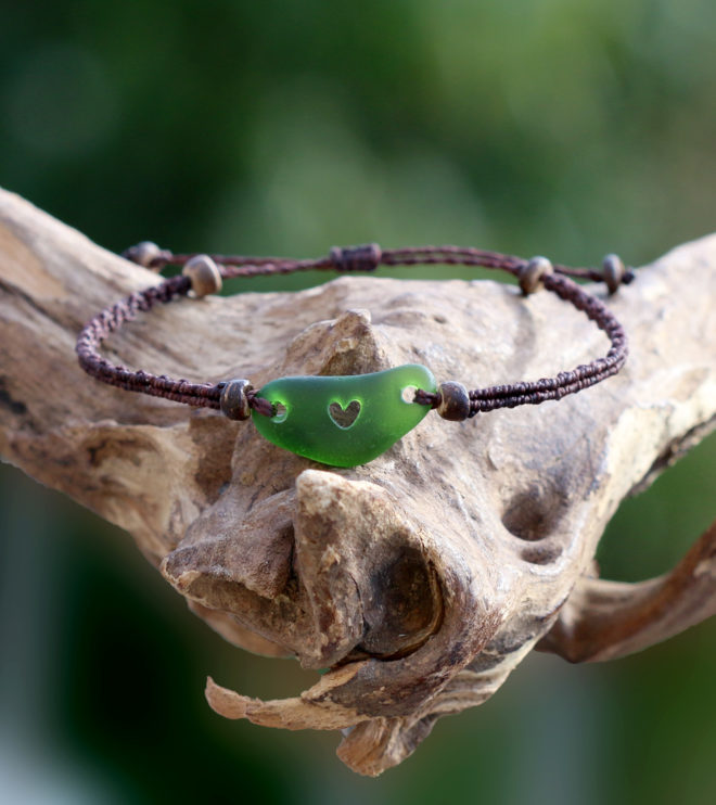 Armband mit Kokosnussperlen und Seeglas / Meerglas / Strandglas in Grün mit handgebohrtem Herz