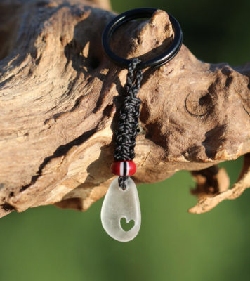 Schlüsselanhänger / Taschenanhänger Herzmensch. Seeglas / Strandglas mit gebohrtem Herz