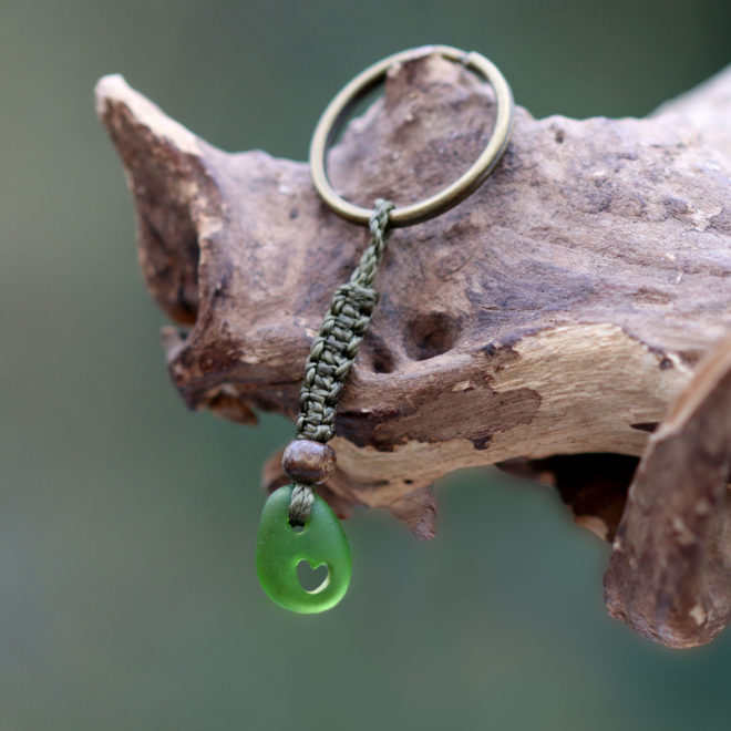 Schlüsselanhänger / Taschenanhänger Herzmensch. Seeglas / Strandglas mit handgebohrtem Herz