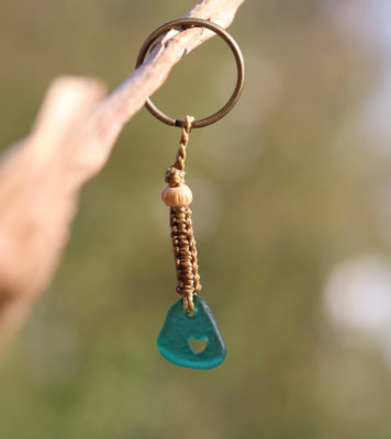 Schlüsselanhänger / Taschenanhänger Herzmensch. Seeglas / Meerglas in Petrol mit gebohrtem Herz