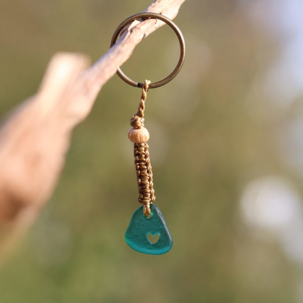 Schlüsselanhänger / Taschenanhänger Herzmensch. Seeglas / Meerglas in Petrol mit gebohrtem Herz