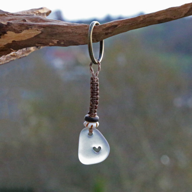 Schlüsselanhänger / Taschenanhänger Herzmensch. Seeglas / Strandglas mit gebohrtem Herz