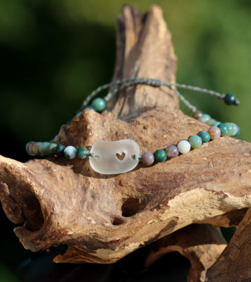 Armband mit Strandscherbe / Meerglas mit gebohrtem Herz und Perlen aus indischem Achat.