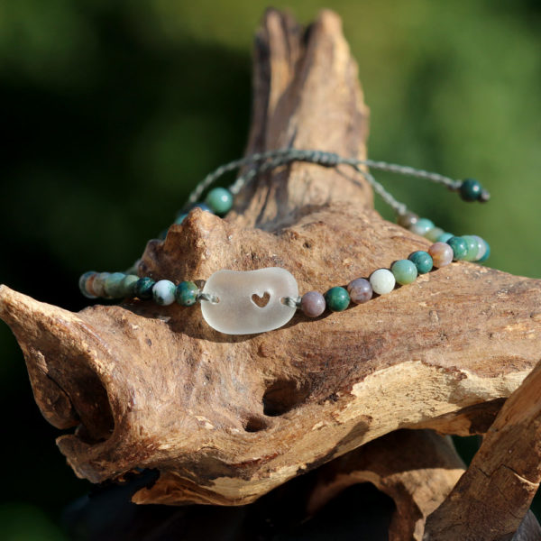 Armband mit Strandscherbe / Meerglas mit gebohrtem Herz und Perlen aus indischem Achat.