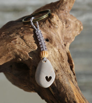 Schlüsselanhänger wahre Liebe, Kieselstein / Strandstein mit von Hand gebohrtem Herz, Makramee