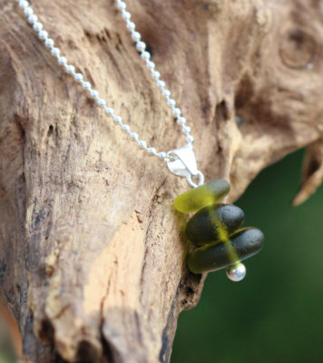 Schmuck mit Seeglas / Strandscherben in Moosgruen. Halskette aus 925 Sterling Silber - Kugelkette.