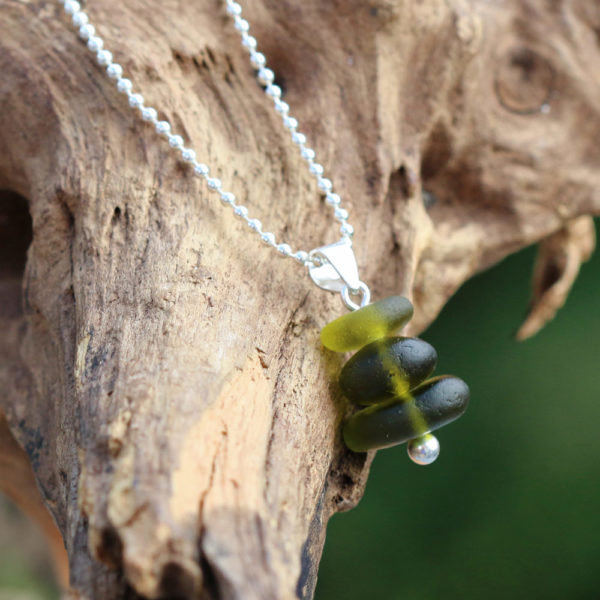Schmuck mit Seeglas / Strandscherben in Moosgruen. Halskette aus 925 Sterling Silber - Kugelkette.