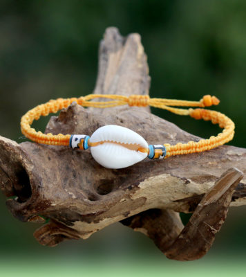 Armband mit Kauri - Muschel in Orange und Ethnoperlen - Makramee - Ethno - Schmuck