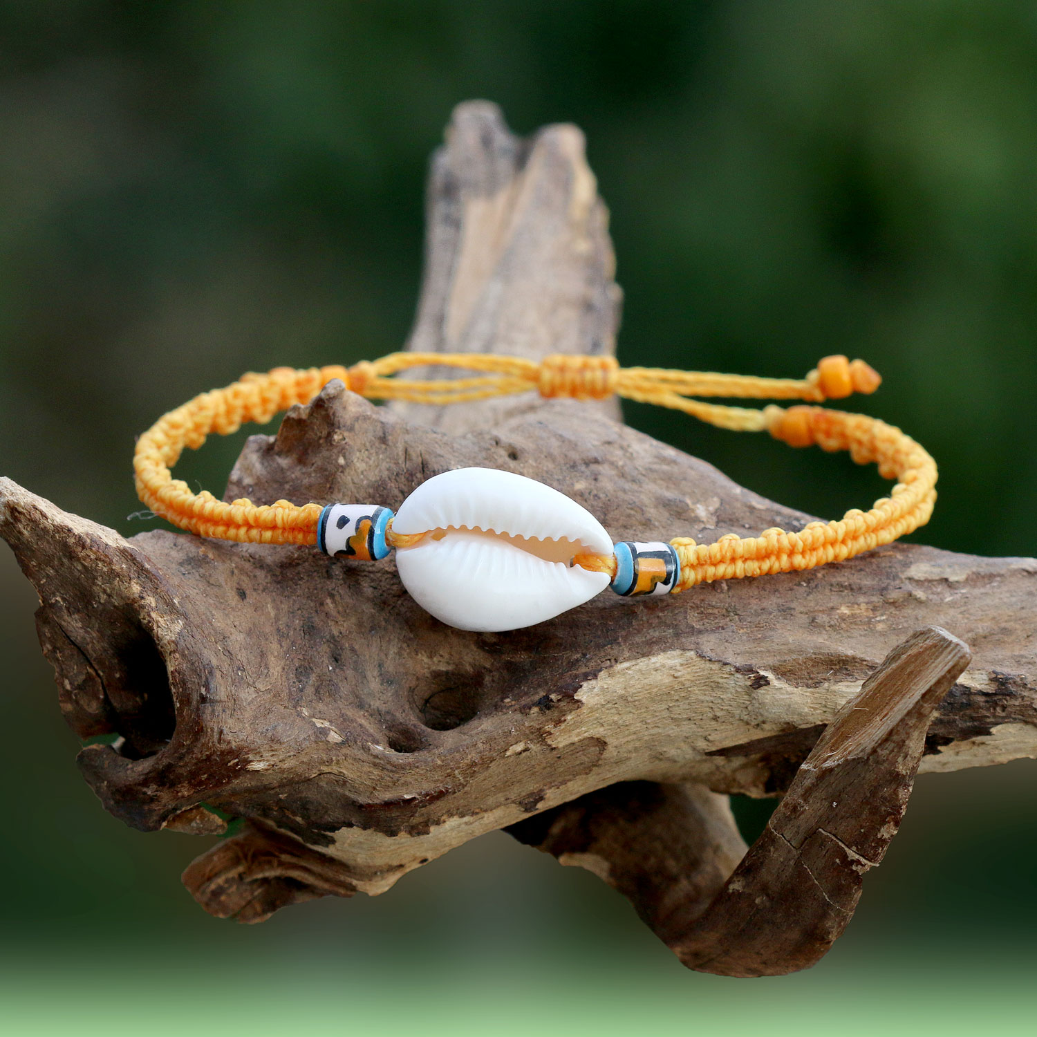 Armband mit Kauri - Muschel in Orange und Ethnoperlen - Makramee - Ethno - Schmuck