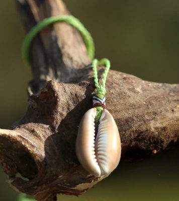 Makramee - Halskette mit Kaurimuschel und Ethnoperle - Inka