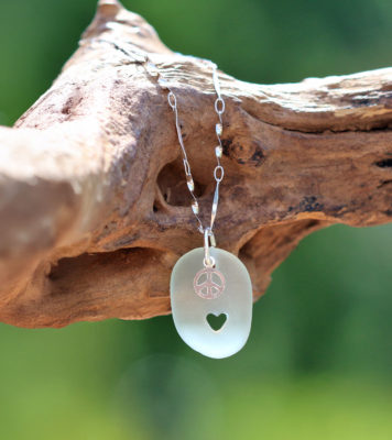 Peace & Love. Seeglas mit handgebohrtem Herz, Peacezeichen und Kette aus 925 Sterling Silber.