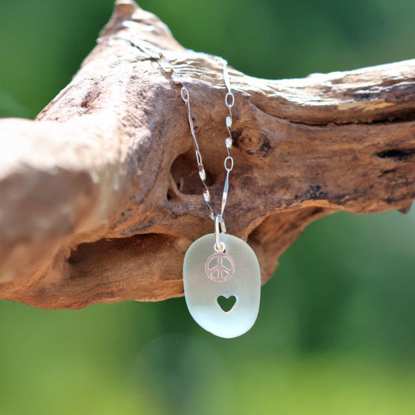 Peace & Love. Seeglas mit handgebohrtem Herz, Peacezeichen und Kette aus 925 Sterling Silber.
