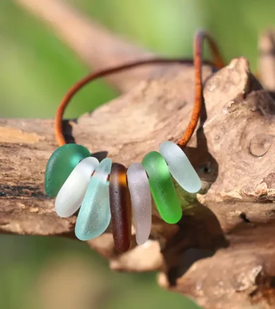 Schmuck aus Strandglas - Lederband mit Verschluss mit bunten echten Strandscherben.