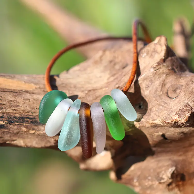 Schmuck aus Strandglas - Lederband mit Verschluss mit bunten echten Strandscherben.