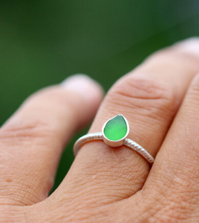 Ring aus 925 Sterling Silber mit Seeglas / Meerglas in Grün - Tropfen