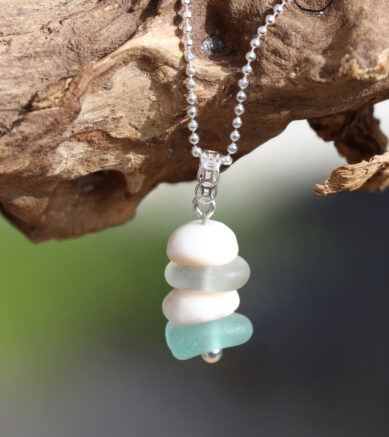 Schmuck aus Puka-Muscheln mit Strandglas - Anhaenger / Halskette aus 925 Sterling Silber